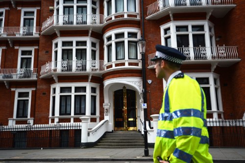 英警方严密监控阿桑奇 花掉纳税人1000万英镑 