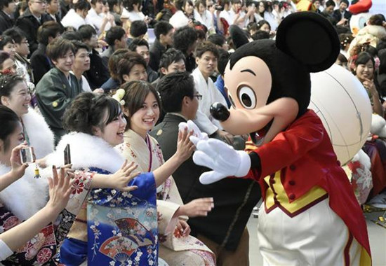 东京迪士尼举行成人仪式 米奇等送上祝福(图)