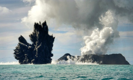 汤加海底火山喷发染红海水多条航线取消（图）