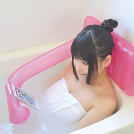 日本推出泡澡专用手机架让你边洗边玩手机（图）