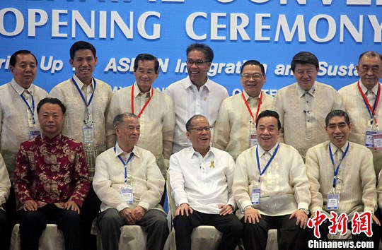 中国侨网图为菲律宾总统阿基诺（前排中）、中国驻菲大使赵鉴华（前排左1）、菲内政部长罗哈斯（后排中）等嘉宾与菲华商联总会领导层在开幕式上合影。中新社发 张明 摄
