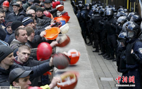 5000乌东矿工在基辅示威抗议关闭煤矿计划（图）