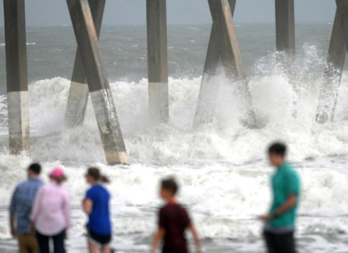 美国南部遇强风暴侵袭已造成3死26伤10人失踪