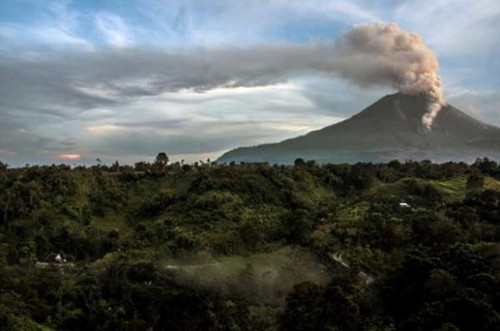 印尼苏门答腊火山喷发火山灰冲上500米高空