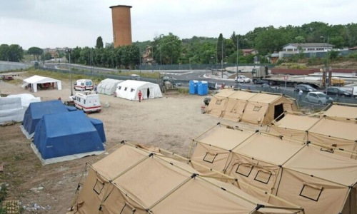意大利罗马非法移民数目猛增临时帐篷密集