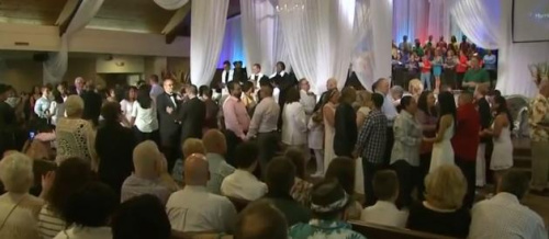 美休斯敦教堂举行集体婚礼 45对同性伴侣结为夫妻