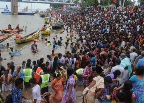 印度“浴河节”踩踏事故至少27人亡数十人受伤