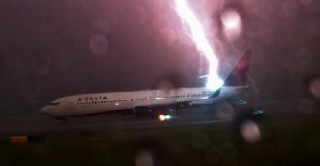 达美航空一班机在机场遭闪电击中机上无人受伤