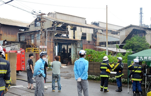 日本北九州一铝厂爆炸失火未发现人员伤亡（图）