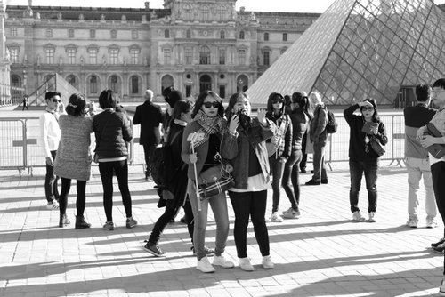 15日，中国游客在卢浮宫前拍照。