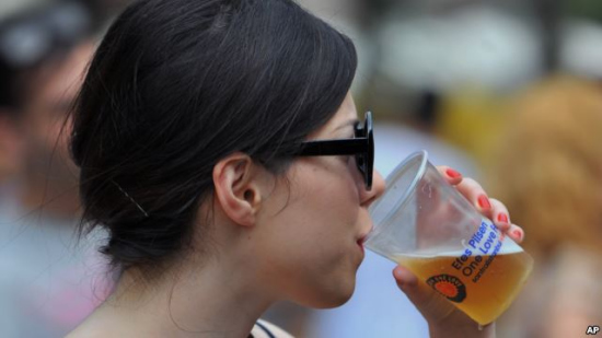 研究称美国女性饮酒量直追男性：每月有7天在喝酒