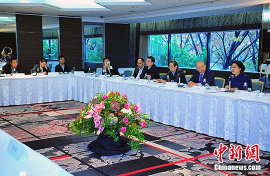 11月26日，全国政协副主席李海峰一行在大阪与日本关西地区侨领和侨界代表人士进行了座谈。