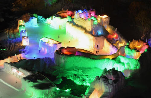 冰与光的幻想曲：北海道温泉冰瀑节彩雕点亮夜色