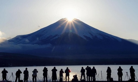 日本现“钻石富士山”美景引游客惊叹拍照（图）