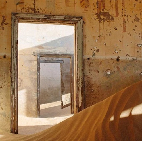 9吨沙子倒进旧房子澳大利亚摄影师打造“沙漠城堡”