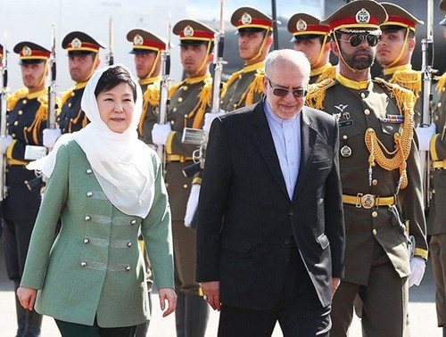 朴槿惠着装色彩与伊朗国旗一致为伊朗设计师搭配