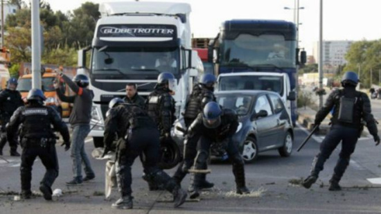 法国反新劳工法大罢工致加油站断油 总统出面干预