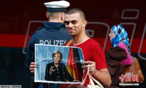 德国难民捡到15万欧元交给警方 拾金不昧成偶像 
