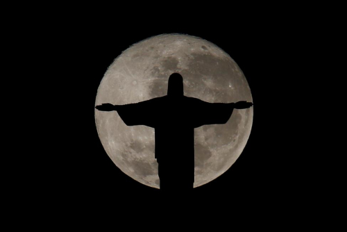 “月圆之夜”下的基督像：静谧而宏伟朦胧又皎洁（图）