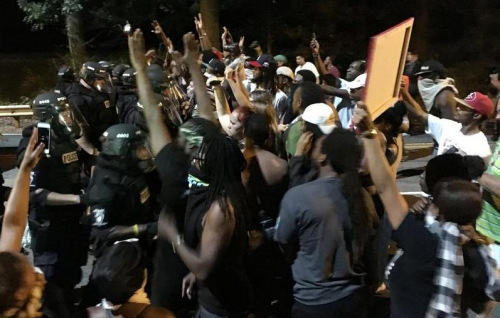 美国夏洛特市爆发暴力示威 抗议警察枪杀黑人(图)