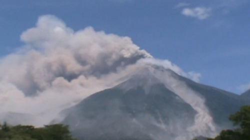 危地马拉火山“火峰”爆发岩浆涌出火山灰如雨下
