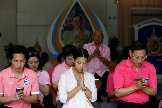 泰民众纷纷穿粉红衣服出门 冀为泰国王带来好运