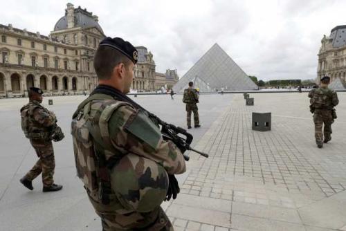 外媒：持刀男子试图闯卢浮宫遭枪击周边区域已被疏散