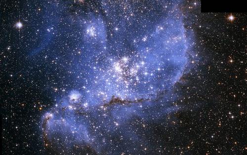 神奇的“恒星摇篮”：蓝雾包裹新星静谧而璀璨（图）