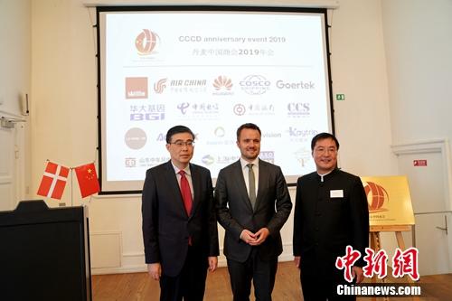 中国侨网图为中国驻丹麦大使冯铁（左）与丹麦工商业与金融事务大臣西蒙·科勒鲁普（中）、丹麦中国商会会长王卫青（右）在出席活动时合影。 彭大伟 摄