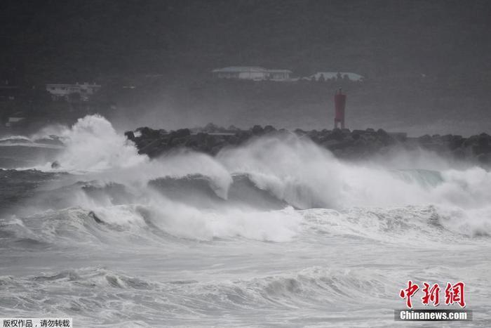 台风“海神”逼近日本西南部九州约14万户停电