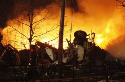 美国客机坠毁撞民房49人死亡 大火吞噬多座房