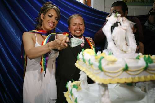 墨西哥观念渐改 首对变性人在首都举行婚礼(图