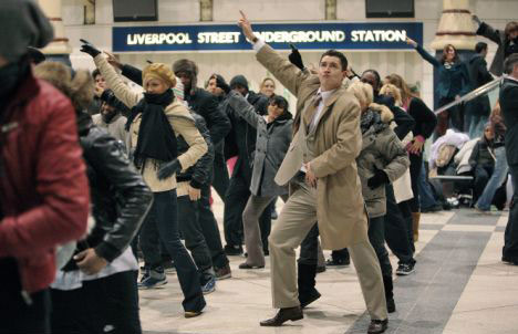 英国400名 快闪客 聚集火车站大跳街头舞(图)