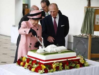 菲利普亲王:女王陛下,切蛋糕还是交给我(图)