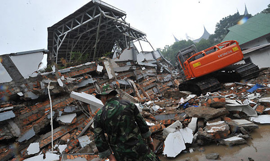 联合国称印尼地震死者达1100 灾区变死城救援