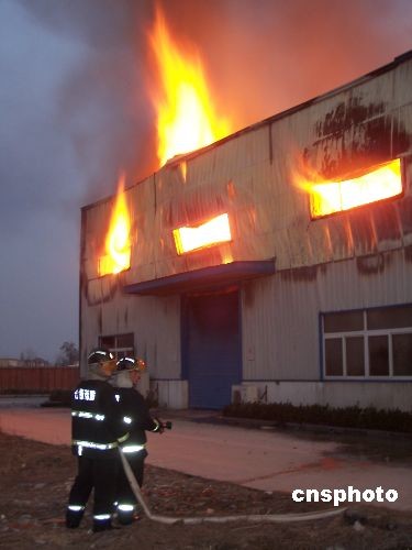 图:合肥一家具厂两千平米厂房被大火吞噬