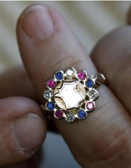 罗马尼亚宝石匠打造法国国旗色戒指 欲卖萨科