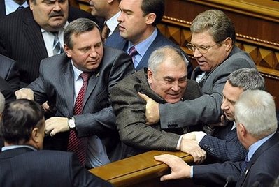 乌克兰议员在国会打群架 议长乱中辞职(图\/视频
