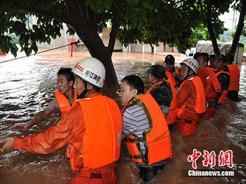 四川内江消防洪水中救出民众220余人(组图)
