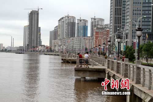 洪水过后丹东鸭绿江畔宾馆和商店恢复营业(图