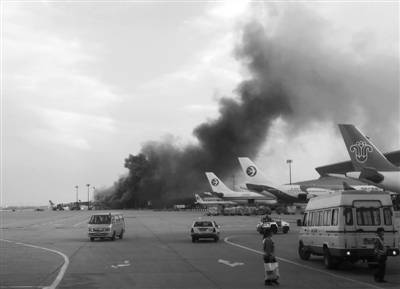 北京首都机场T2航站楼工地起火 未对航班造成