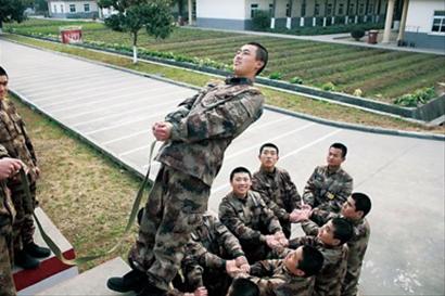 上海警备区通过训练微博提高新兵训练成绩