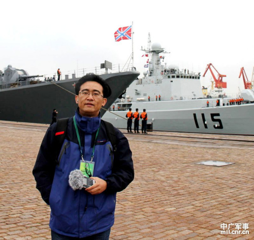 中国潜艇与俄军战舰攻防对抗 天气恶劣贴近实