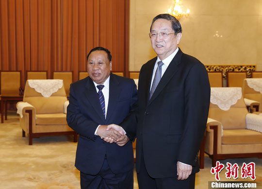 俞正声会见老挝建国阵线中央主席潘隆吉