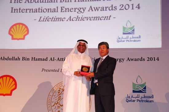 卡塔尔阿提亚国际能源奖基金会向温家宝颁奖