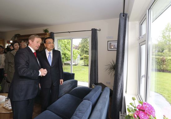 李克强与爱尔兰总理肯尼共同参观农场