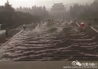 南京遭暴雨“袭”城 老天倒下100多个玄武湖(图)