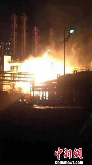 南京一化工厂爆炸仍未控制 官方称暂不需要疏散居民