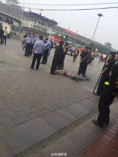 男子西安火车站持砖块冲砸旅客 被警察击中身亡