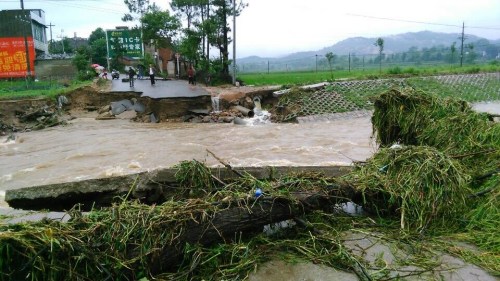 南方强降雨致多省份遇洪灾 致9人死亡6人失踪(图)